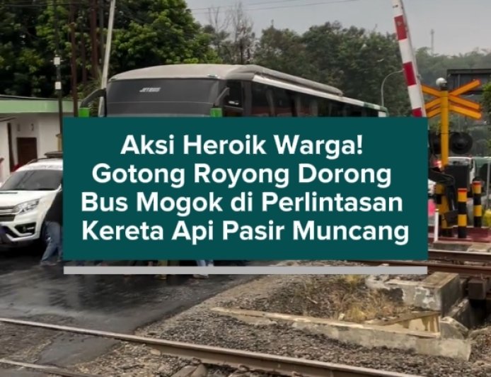 Aksi Heroik Warga! Gotong Royong Dorong Bus Mogok di Perlintasan Kereta Api Pasir Muncang