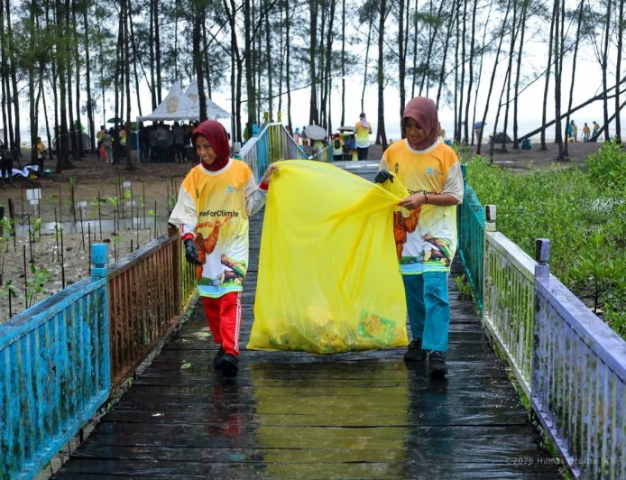 Peringati Hari Lingkungan, OKIN Gelar Bersih-Bersih Sampah di Pantai Tanjung Harapan Samboja