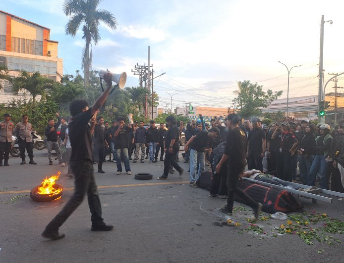 GERAM Kepung Simpang Mahakam, Ratusan Mahasiswa Nyatakan Mosi Tidak Percaya kepada Pemangku Kebijakan Kaltim