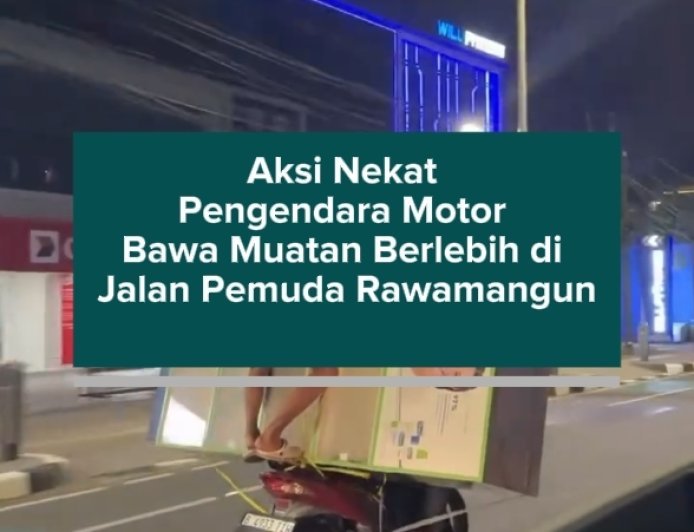 Aksi Nekat Pengendara Motor Bawa Muatan Berlebih di Jalan Pemuda Rawamangun