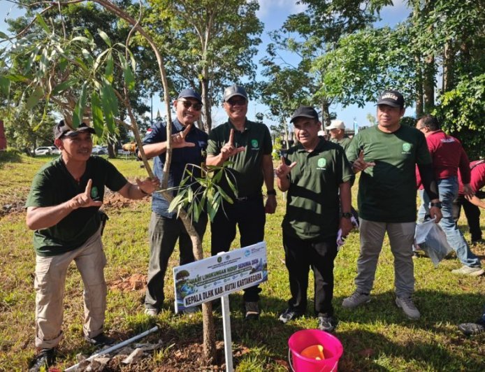 Atasi Krisis Iklim, Pemkab Kukar  Tanam Puluhan Pohon di Taman Pujasera