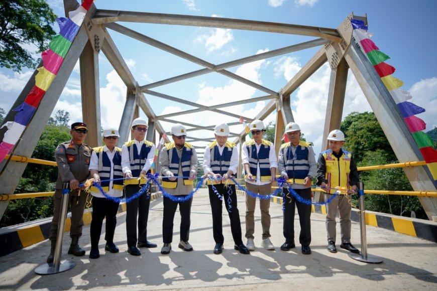 ​Dobrak Isolasi Geografis, Pemkab Paser Resmikan Jembatan Permanen Sei Kasungai di Desa Terpencil