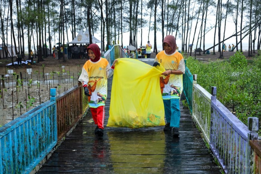 Peringati Hari Lingkungan, OKIN Gelar Bersih-Bersih Sampah di Pantai Tanjung Harapan Samboja