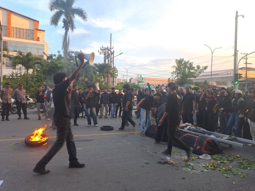 GERAM Kepung Simpang Mahakam, Ratusan Mahasiswa Nyatakan Mosi Tidak Percaya kepada Pemangku Kebijakan Kaltim