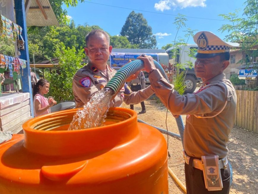 Polres Berau Gelar Bakti Sosial, Bagikan Air Bersih Ke Warga Gunung Tabur