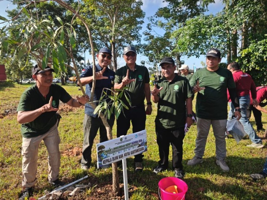 Atasi Krisis Iklim, Pemkab Kukar  Tanam Puluhan Pohon di Taman Pujasera