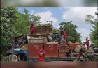 Proses Evakuasi Truk Terguling Di Daerah Lamin
