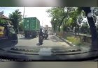 Detik-Detik Ban Truk Terlepas, Timpa Pemotor di Jalan Raya