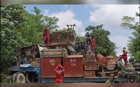 Proses Evakuasi Truk Terguling Di Daerah Lamin