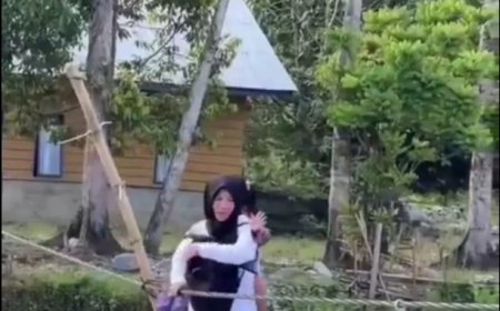 Guru Ini Rela Bertaruh Nyawa Demi Muridnya, Akses Sekolah Bikin Miris