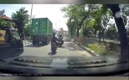 Detik-Detik Ban Truk Terlepas, Timpa Pemotor di Jalan Raya