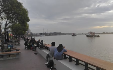 Terapi Senja di Tepian Teratai: Tempat Warga Berau Melepas Penat dan Merajut Inspirasi