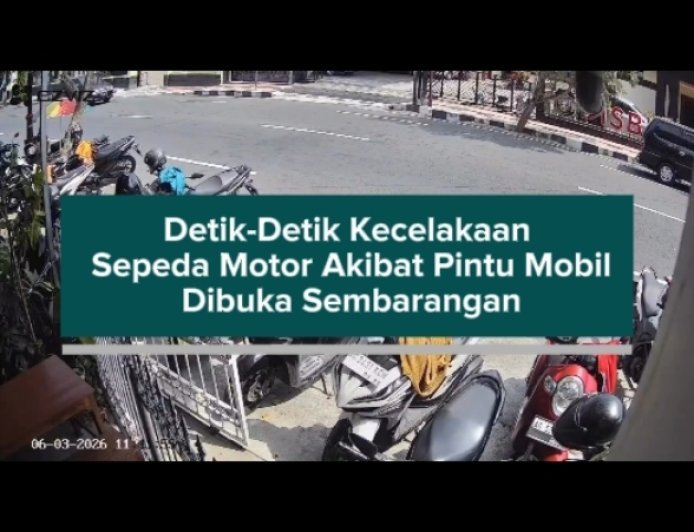 Detik-Detik Kecelakaan Sepeda Motor Akibat Pintu Mobil Dibuka Sembarangan