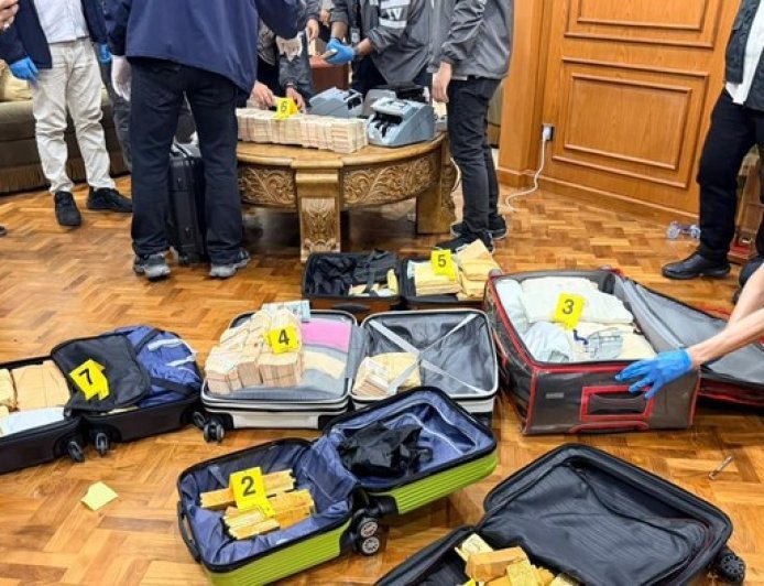 Polisi Bongkar Brankas Rahasia di Balik Dinding, Sita Emas dan Uang Rp 60 Miliar