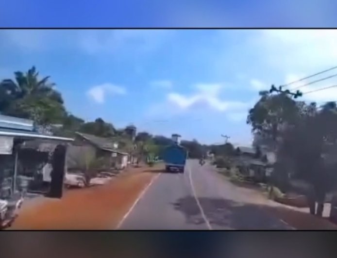 Dashcam Rekam Detik-Detik Truk Terguling, Ibu dan Anak Tewas Tertimpa