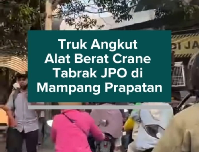 Truk Angkut Alat Berat Crane Tabrak JPO di Mampang Prapatan