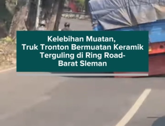 Kelebihan Muatan, Truk Tronton Bermuatan Keramik Terguling di Ring Road Barat Sleman