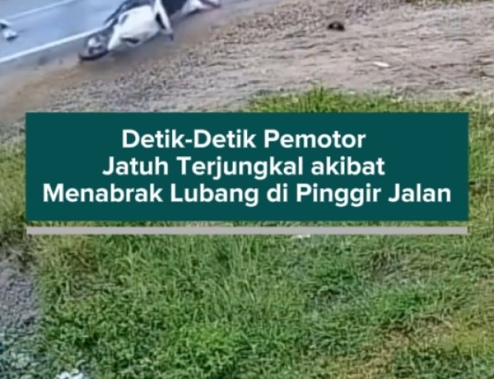 Detik-Detik Pemotor Jatuh Terjungkal akibat Menabrak Lubang di Pinggir Jalan