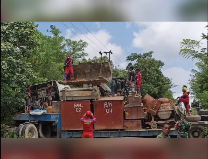 Proses Evakuasi Truk Terguling Di Daerah Lamin