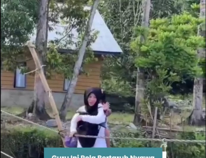 Guru Ini Rela Bertaruh Nyawa Demi Muridnya, Akses Sekolah Bikin Miris