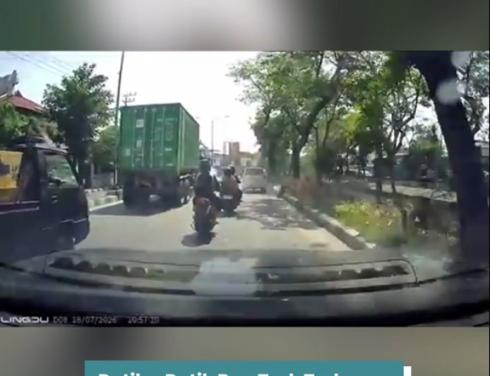 Detik-Detik Ban Truk Terlepas, Timpa Pemotor di Jalan Raya