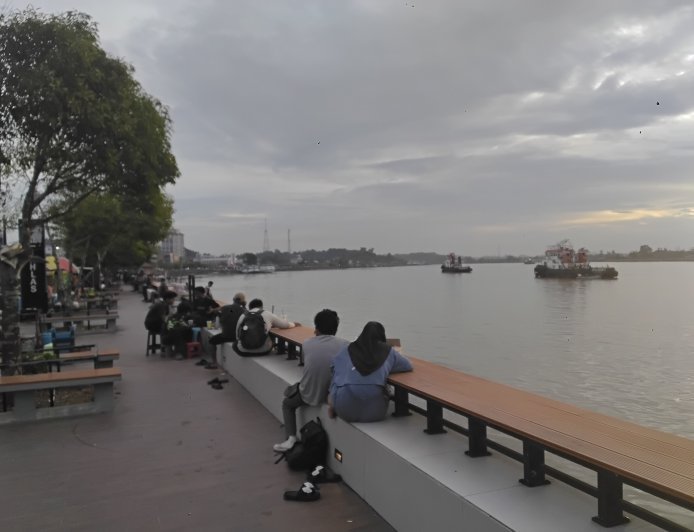 Terapi Senja di Tepian Teratai: Tempat Warga Berau Melepas Penat dan Merajut Inspirasi