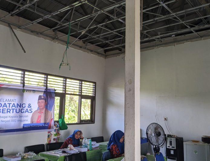 Di Tengah Rawa, Siswa Belajar di Bawah Ancaman Bangunan Rapuh
