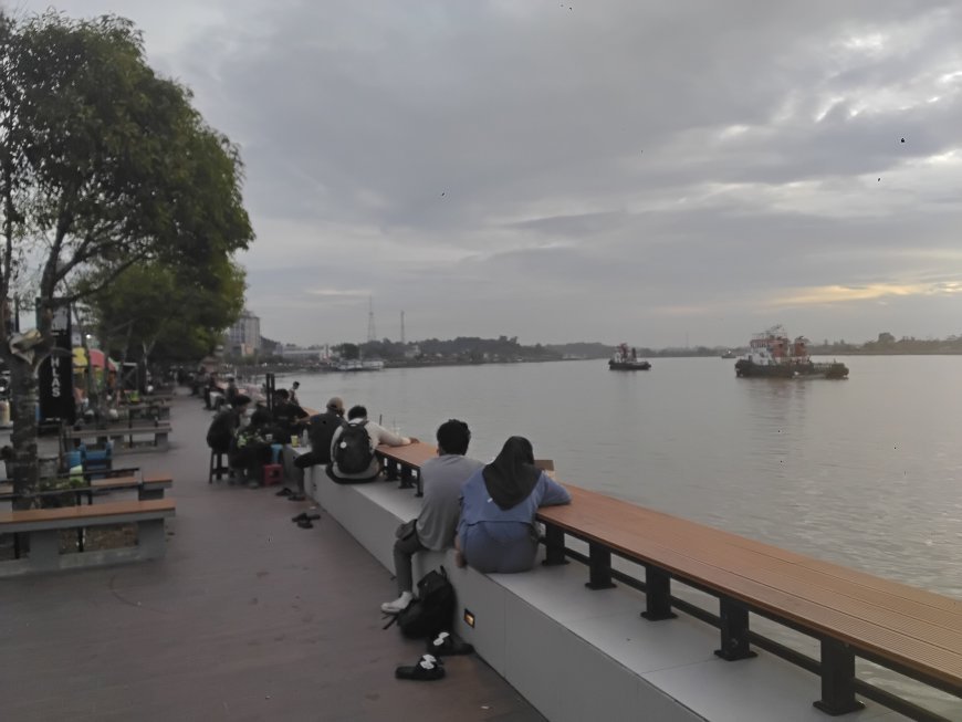 Terapi Senja di Tepian Teratai: Tempat Warga Berau Melepas Penat dan Merajut Inspirasi