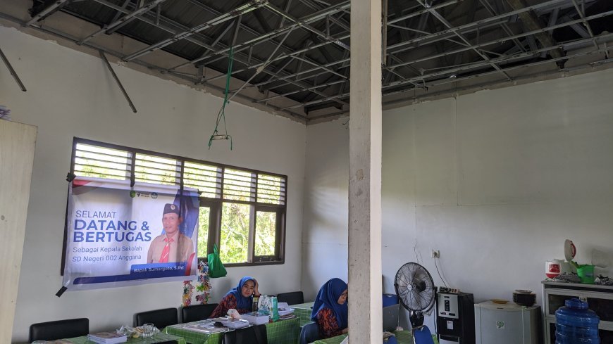 Di Tengah Rawa, Siswa Belajar di Bawah Ancaman Bangunan Rapuh