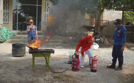 Biar Dapur Tetap Aman, Warga Perumahan Korpri Belajar Tangkas Padamkan Api Bersama Damkar Berau