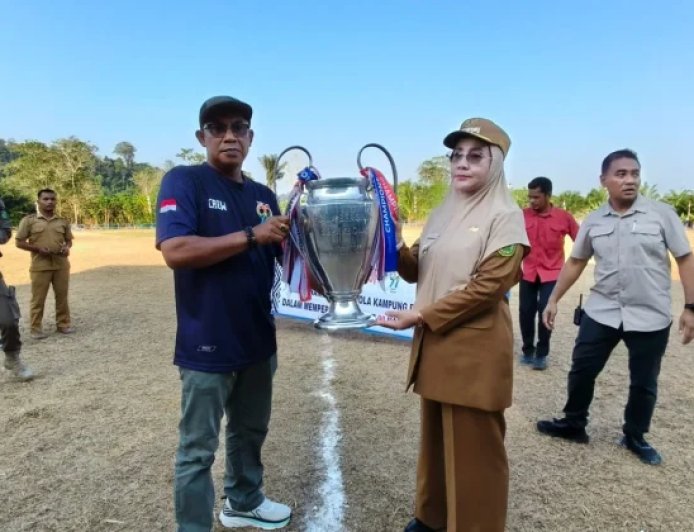 Peringati HUT Kampung Ke-99 dan HUT RI, Bupati Berau Resmi Buka Turnamen Sepak Bola Biatan Ilir