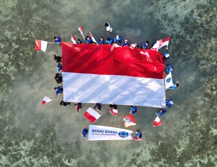 Nasionalisme dari Bawah Laut: Berau Divers Kibarkan Merah Putih dan Tanam Karang di Maratua