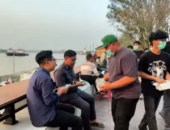 Jaga Masyarakat dari Terpapar Asap, Wakil Bupati Berau Turun Bagikan Masker