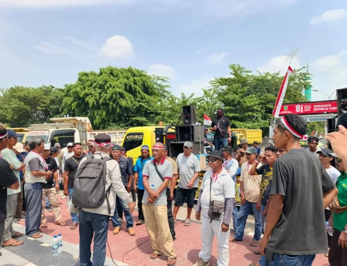 Massa Aksi di Berau Desak Pemerintah untuk Memberikan Kelonggaran Dalam Perijinan PMBLB