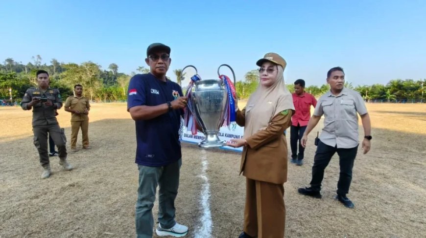 Peringati HUT Kampung Ke-99 dan HUT RI, Bupati Berau Resmi Buka Turnamen Sepak Bola Biatan Ilir