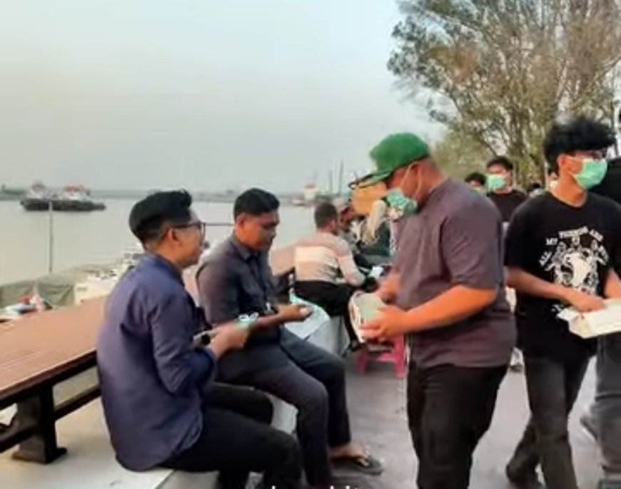 Jaga Masyarakat dari Terpapar Asap, Wakil Bupati Berau Turun Bagikan Masker