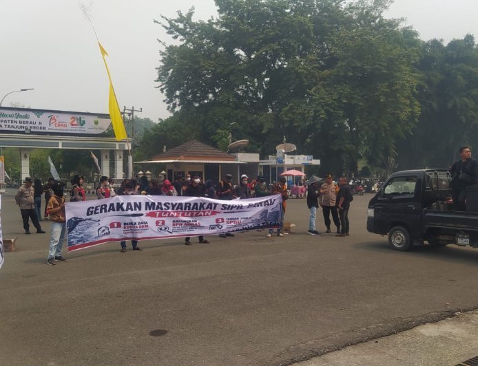 Masyarakat Berau Gelar Aksi Unjuk Rasa Menuntut Kejelasan Distribusi BBM