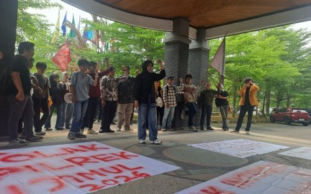 Aksi Massa Mahasiswa Digelar di Rektorat Unmul, BEM FISIP Sampaikan Tiga Tuntutan