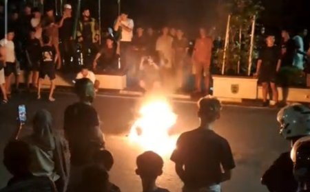 Listrik Padam ! Warga Demo di Depan Kantor PLN Berau, Tuntut Kejelasan Kapan Kembali Normal