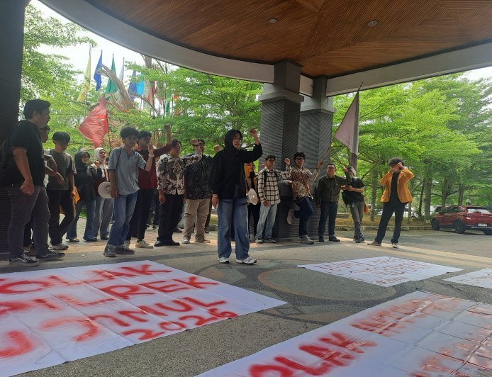 Aksi Massa Mahasiswa Digelar di Rektorat Unmul, BEM FISIP Sampaikan Tiga Tuntutan