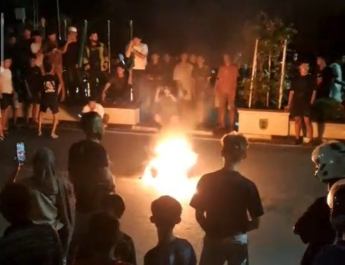 Listrik Padam ! Warga Demo di Depan Kantor PLN Berau, Tuntut Kejelasan Kapan Kembali Normal