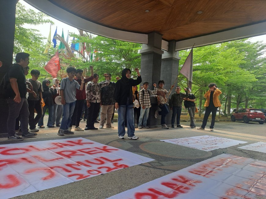 Aksi Massa Mahasiswa Digelar di Rektorat Unmul, BEM FISIP Sampaikan Tiga Tuntutan