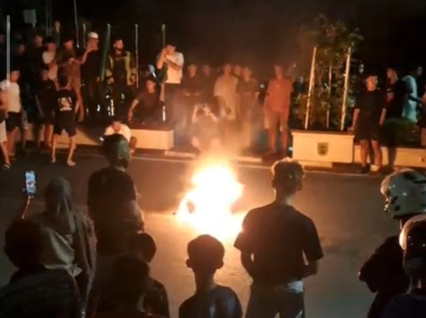 Listrik Padam ! Warga Demo di Depan Kantor PLN Berau, Tuntut Kejelasan Kapan Kembali Normal