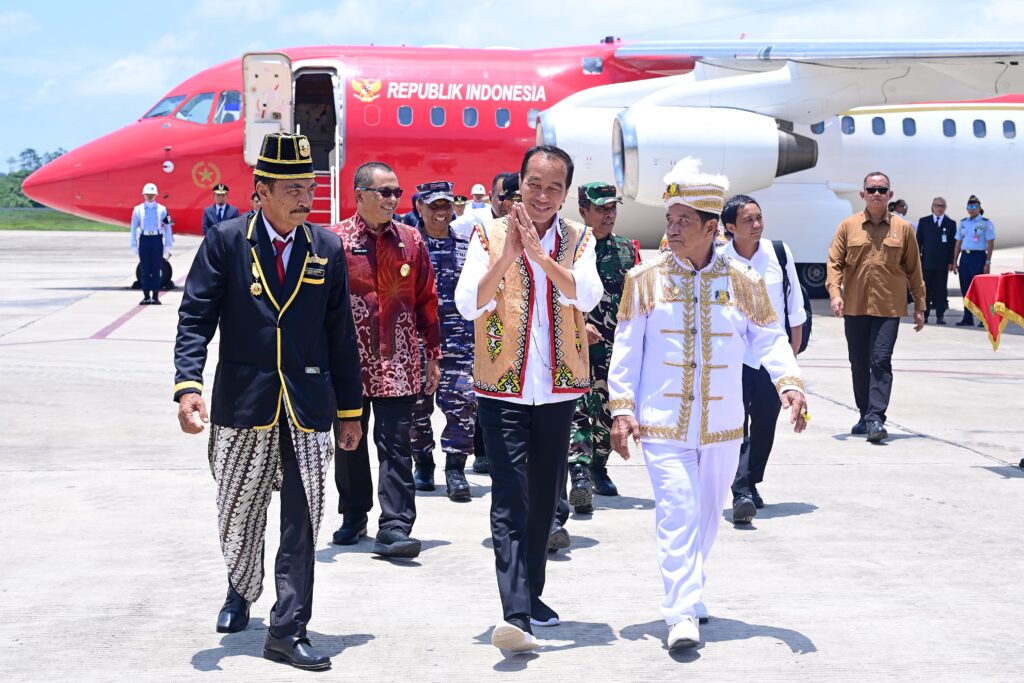kartanews Presiden Jokowi Tiba di Berau, Disambut Hangat dengan Tarian 'Harmony of Banuanta’